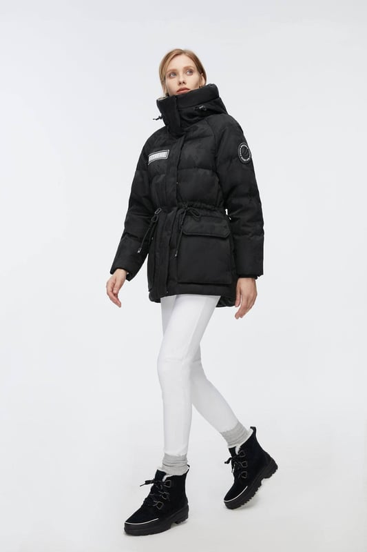 Stay warm in the harshest conditions with the Classic Extreme Goose Down Jacket, designed to withstand temperatures as low as -20 degrees with high-quality insulation suitable for everyone.

LUXURIOUS 700+ FILL GOOSE DOWN:;Ultra-light insulation of exceptional quality.

REVOLUTIONARY DOWN LOCKING TECHNIQUE: Crafted with fine nylon yarn, with smooth calendering finish.

HIGH-TECH FABRIC: Windproof, waterproof and breathable.