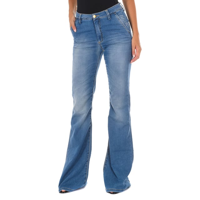 Long jeans. 
 Color Blue denim 
 Waist with belt loops. 
 Button and zip closure on the front. 
 Two pockets on the front. 
 Two fake pockets on the back. 
 Brand name plate on the back of the waist. 
 Flared cut hem. 
 Worn effect. 
 Matching seams. 

 Composition: 
 - 98% Cotton - 2% Elastane. 

 Washing instructions: 
 - Wash maximum at 40ºC. 
 - Iron at medium temperature. max. 110ºC. 
 - Lets you use a dryer. 
 - Do not use bleach. 
 - Does not support dry cleaning. 

 Composition: 98% Cotton - 2% Elastane.
 Care:
- Wash maximum at 40ºC.
 - Iron at medium temperature. max. 110ºC.
 - Allows you to use a dryer.
 - Do not use bleach.
 - Does not support dry cleaning.