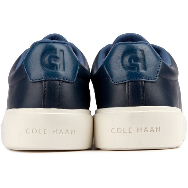Muévete con estilo con las zapatillas Cole Haan Grand Crosscourt Traveler. Estos elegantes zapatos de corte añaden un toque de sofisticación a tu uso diario. Amortigua tu paseo con la entresuela CMEVA sensible y agarra la carretera con la suela de goma duradera. Con parte superior de cuero de alta calidad y la marca Cole Haan. Llamarás la atención ya sea que viajes a la ciudad o estés de viaje con amigos. Átate los cordones y siente la libertad de movimiento con estas versátiles zapatillas.