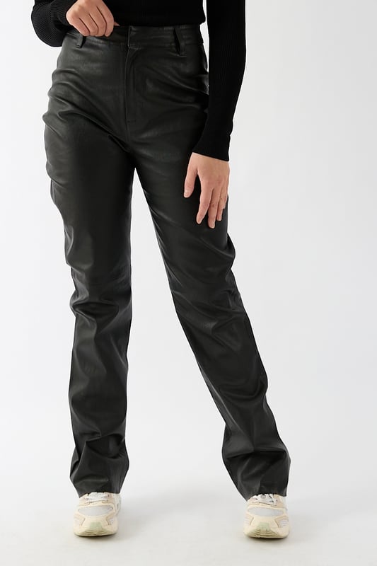 100 % Schapenleer&Bull; Das Modell mit hoher Taille ist 172 cm lang und hat Größe S/36