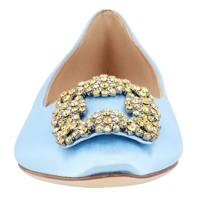 HANGISI FLAT Satin Jeweled Buckle Shoes Ballerina Blue
Light blue satin almond toe ballerina flats featuring a square jewel buckle with yellow crystals.
Upper: 72% viscose, 28% silk.
Sole: 100% calf leather.
Lining: 100% kid leather.
Made in Italy.Measurments: