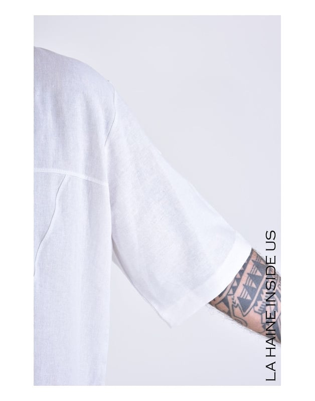 Dieser lockere Schnitt sorgt dafür, dass unsere Kleidung ideal für jede Gelegenheit ist, bietet Bewegungsfreiheit und Tragekomfort den ganzen Tag über.

Der runde Ausschnitt verleiht klassischen Charme und Eleganz, perfekt kombinierbar mit verschiedenen Accessoires wie Halsketten oder Schals.

Der längere Schnitt fügt nicht nur Stil hinzu, sondern bietet auch zusätzliche Wärme und Bequemlichkeit, ideal für kühlere Tage.

An den Seiten zieren dekorative Knöpfe ein subtiles, jedoch eindrucksvolles Detail, das jedem Outfit Charakter und Einzigartigkeit verleiht.

Aus hochwertigem Stoff mit einem Anteil an Leinen gefertigt, garantiert unser Produkt Langlebigkeit, Luftdurchlässigkeit und natürlichen Komfort, ideal für jede Jahreszeit.