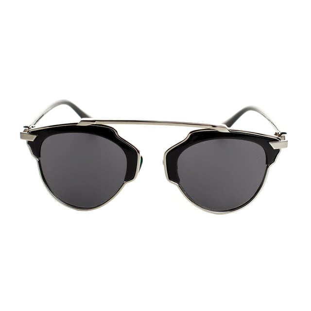 Gafas de sol Must Have unisex con diseño ovalado y montura de metal y policarbonato, combinando durabilidad y ligereza. 

Equipadas con lentes polarizados de protección UV 400, bloquean el 100% de los rayos UVA y UVB, proporcionando una visión clara y reduciendo el deslumbramiento en ambientes luminosos. 

La forma ovalada añade un toque elegante y atemporal, ideal para complementar cualquier estilo. 

Incluyen el logotipo de Must Have grabado en las patillas y en uno de los lentes, aportando un detalle distintivo. 

Incluyen un paño de limpieza suave para mantener los lentes impecables y un estuche protector para guardarlas de forma segura.

Perfectas para complementar cualquier look, estas gafas son ideales para quienes buscan protección y estilo en una sola pieza.
 Medidas: Alto lente: 54 mm, Ancho lente: 48 mm, Puente: 12 mm, Patillas: 130 mm
 Composición: Metal, Policarbonato
 Cuidados:
- Lavar solo con agua o, si fuese necesario, un jabón suave.
- Secar con el paño suave para evitar rayaduras.
- Evitar el contacto con superficies rigurosas o líquidos abrasivos.