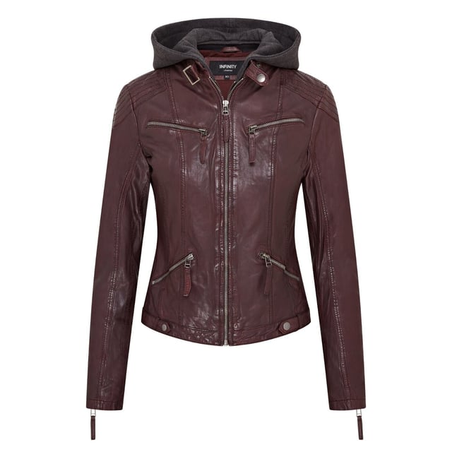 Maak kennis met ons prachtige leren bikerjack, compleet met een uitritsbare jersey capuchon voor extra veelzijdigheid. Dit jack is gemaakt van ultrazacht schapennappaleer en belichaamt de klassieke caf�racerstijl met een moderne twist. De YKK-ritssluiting aan de voorkant strekt zich uit tot een kraag met lipje die is vastgezet met een riem met gesp, terwijl tramlijnstiksels op de schouders en elleboogstukken de biker-esthetiek versterken. Vier zakken met ritssluiting bieden voldoende opbergruimte en de manchetten in handschoenstijl zijn verstelbaar voor een perfecte pasvorm. De royale capuchon kan eenvoudig worden verwijderd en de binnenkant is volledig gevoerd met poplin-stof met voor het gemak een extra met leer afgewerkte zak. Superzacht schapennappaleer, uitritsbare jersey capuchon, YKK-ritssluiting aan de voorkant met kraag met gesp, tramlijnstiksels op schouders en ellebogen, volledig gevoerd met een extra met leer afgewerkte binnenzak