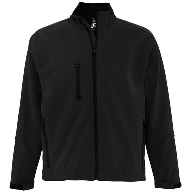 Stretch-Softshell-Gewebe mit Elastan-Außenmembran und Polyester-Fleece auf der Rückseite. Mit Mesh gefütterte Frontpartien. Atmungsaktiv, winddicht und wasserabweisend. Verschweißter Hals. Durchgehender Reißverschluss am Kragen mit innerer Windschutzleiste und Kinnschutz. Zwei Reißverschlusstaschen vorne und eine Reißverschlusstasche auf der rechten Brust. Verstellbare Manschetten mit Reißverschluß. Verstellbarer Kordelzug am Saum. Abfallender Schwanz. Zugang für Dekoration. Material: 96% Polyester/ 4% Elastan außen. Brustumfang (Passform): S(36/38), M(38/40), L(41/42), XL(43/44), XXL(45/47), 3XL(47/49).