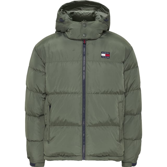 Chaqueta para hombre de la marca Tommy Jeans en color azul. La chaqueta está hecha de poliéster reciclado y tiene un corte regular. En el pecho lleva el icónico logo de Tommy.  Marca: Tommy JeansNombre del modelo: Alaska Puffer JacketCategoría: chaqueta de hombreMateriales: poliéster recicladoColor: verde