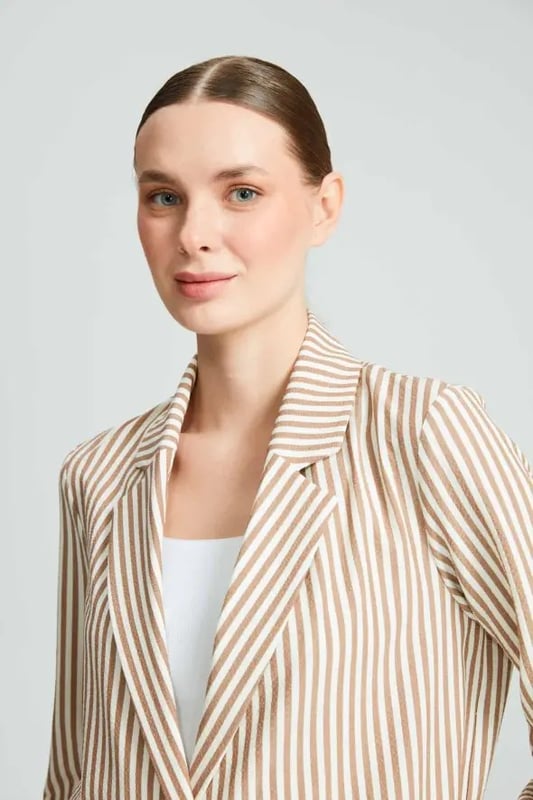 Introducing our statement-making jacket, the perfect blend of fashion and functionality. Crafted with precision and style in mind, this jacket is a versatile addition to any wardrobe.From its sleek silhouette to its durable construction, every detail of this jacket is designed to enhance your style and provide lasting comfort. Whether you're braving the elements or making a fashion statement, this jacket is sure to turn heads wherever you go.Available in a range of sizes and colors to suit your individual taste, our jacket offers both style and practicality. Elevate your outerwear collection with this must-have piece and step out in confidence, no matter the occasion.