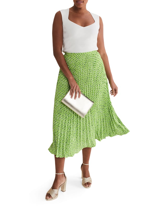 Experience timeless elegance with the Elmina Geo Skirt. Perfect for a casual yet chic look.