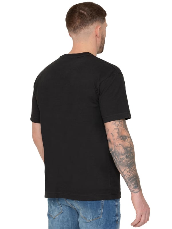 Presentamos la camiseta Enzo Oversized Relaxed Fit. Esta prenda versátil combina la comodidad con un estilo moderno y desenfadado. Con un cuello redondo clásico y un corte oversize relajado, es perfecta para llevar a diario. El detalle más destacado es la insignia de goma con el logotipo en la parte delantera, que añade un toque sutil pero elegante. Confeccionada en un tejido suave y transpirable,