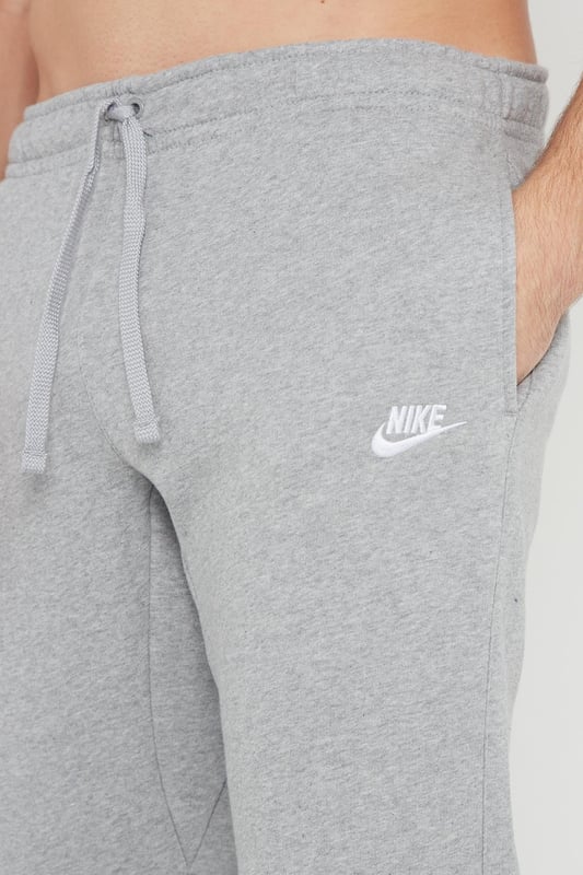 Nike Herren Crewneck Clubfleece Trainingsanzug Set.           
Gefertigt aus gebürstetem Rückenfleece.           
Gerippter Rundhalsausschnitt, Bündchen und Taille.          
Klassisches gesticktes Nike-Logo auf der linken Brust.               
80% Baumwolle, 20% Polyester.           
Maschinenwaschbar.           
Erhältlich in Schwarz, Marineblau, Grau.