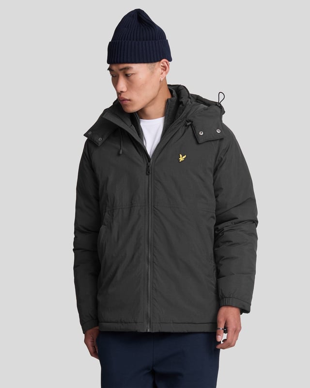 Deze gewatteerde pufferjas is perfect voor de winter en daarna. Hij is gevoerd met een isolerende vulling en heeft een relatief losse pasvorm, perfect om als laagje te dragen. De opstaande kraag, capuchon en verstelbare zoom met trekkoord houden de warmte binnen en de kou buiten. - Opstaande kraag - Capuchon met drukknopen - Ritssluiting aan de voorkant - Lange mouwen - Verstelbare zoom met trekkoord - Twee zijzakken met ritssluiting - Samenstelling: 100% polyester
