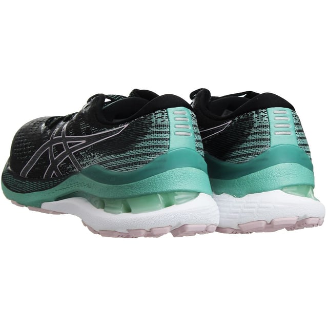 Las zapatillas de running ASICS Gel-Kayano 28 para mujer son una opción muy apreciada y de primera calidad para las corredoras que priorizan la estabilidad, la amortiguación y la sujeción en sus zapatillas de running. Esta última iteración de la veterana serie Gel-Kayano sigue ofreciendo una comodidad y un rendimiento excepcionales para corredoras de todos los niveles. Aquí tienes un resumen de las principales características de las zapatillas de running ASICS Gel-Kayano 28 para mujer:

Características principales:

 Sistema de sujeción Dynamic DuoMax:  La Gel-Kayano 28 incluye el sistema de soporte Dynamic DuoMax de ASICS en la entresuela. Esta tecnología mejora la estabilidad y reduce el riesgo de sobrepronación, por lo que es una opción excelente para los corredores con tendencia a meter el pie hacia dentro.

 Tecnología de amortiguación Gel:  Estas zapatillas cuentan con amortiguación Gel tanto en la zona del retropié como en la del antepié. Esta configuración de doble densidad absorbe eficazmente el impacto y facilita una transición suave a través del ciclo de la marcha, proporcionando una amortiguación excepcional y reduciendo el riesgo de lesiones durante las actividades de alto impacto como correr.


 Detalles reflectantes:  La seguridad es una prioridad, especialmente para correr en condiciones de poca luz. Los elementos reflectantes de la zapatilla aumentan la visibilidad durante las carreras al amanecer o al anochecer, mejorando tu seguridad en la carretera.

 Diseño elegante:  Las zapatillas Gel-Kayano 28 ofrecen un diseño elegante y moderno, por lo que no solo son funcionales, sino que también están a la moda. Están disponibles en una amplia gama de colores para adaptarse a tu estilo personal.