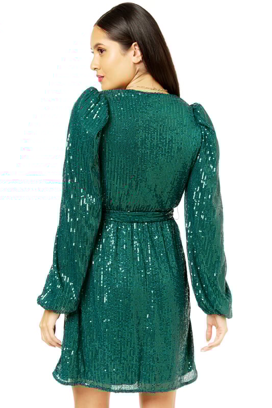 ¡Es hora de que brille, y qué mejor manera de hacerlo que en este vestido de lentejuelas! En su próximo evento elegante, adopte la sensación brillante y brillante de este vestido adornado con lentejuelas y presente un giro elegante y moderno en lentejuela"&"s. Combina este vestido brillante con tacones para un aspecto sofisticado adecuado para una noche con las chicas.