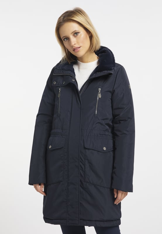 Deze winterjas van DreiMaster Klassik geeft je zeker zin om te dragen op kille dagen! We leggen uit waarom: Ten eerste overtuigt het winterstuk met veel ruimte - dankzij de twee grote klepzakken, die ook nog een binnenzak hebben, twee extra zakken met rits op borsthoogte en een binnenzak. Ten tweede scoort de jas punten aan de binnenkant en op de kraag met knusse, zachte randjes van imitatiebont. Deze verwent u rondom, terwijl de 100% synthetische vulling u toch perfect warm houdt. Het licht glanzende buitenmateriaal is geschikt voor weer en wind. Extra bescherming wordt geboden door de drukknoopsluiting die de 2-weg ritssluiting bedekt.  Jas
