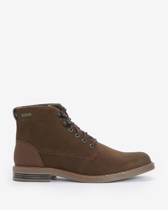 Botas Barbour Deckham de color marrón para hombre, fabricadas en piel y suela de goma. Incluyen la marca Barbour South Shields, ojales de metal cepillado y cordones encerados.