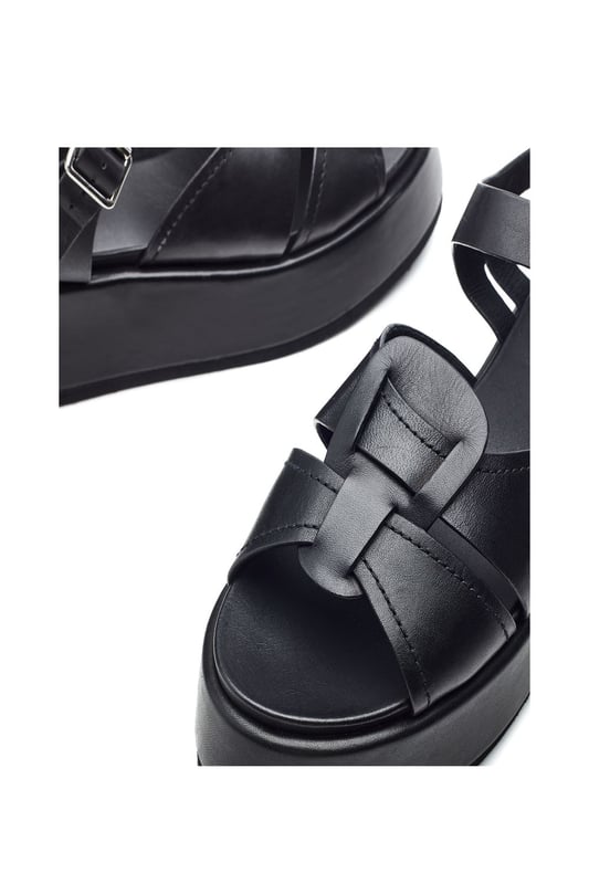 Look picture perfect in Pippaa. This flatform sandal features woven detailing with heavy stitching. The chunky sole adds height whilst the leather sock provides comfort and longevity.