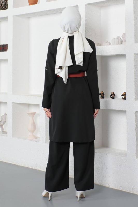 Stoffmerkmal: Hergestellt aus doppelter Stofflage.Produktmerkmal: Es handelt sich um ein neues Hijab-Modell der Saison ohne Futter. Die Jacke hat einen abnehmbaren Gürtel. Die Hose hat einen elastischen Bund. Aufgrund von Konzeptaufnahmen kann es zu leichten Farbunterschieden bei dem Produkt kommen. Das Model trägt Größe 38.Größe 38 Jackenmaße: Länge: 98 cm - Brust: 94 cm - Taille: 90 cm - Hüfte: 102 cmGr