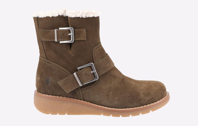 The Lexie Boot; crafted with Worry Free Water Resistant real suede upper with a soft shearling topline enables this to combine trendy and comfort all into one. Its double branded buckle strap detail adds to its chic style.
- Worry Free Water Resistant Real Suede Upper
- Super Warm Shearling Lining
- Cushion Comfort Memory Foam Leather Insole
- Flexible yet Hardwearing TPR Wedge Sole
- Shaft circumference: 28cm
