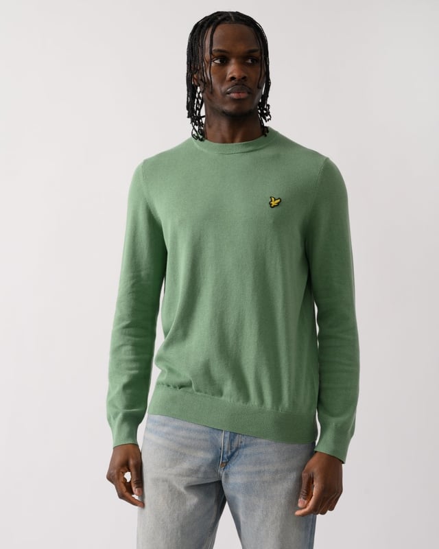 We know the value of a well-made staple, so classic pieces like this jumper form the core of our Lyle & Scott collections. It's been knitted from soft 100% cotton and has a slim fit – perfect for layering under a jacket.
- Round neck
- Long sleeves
- Ribbed hemline, cuffs and neckline
- Composition: 100% cotton