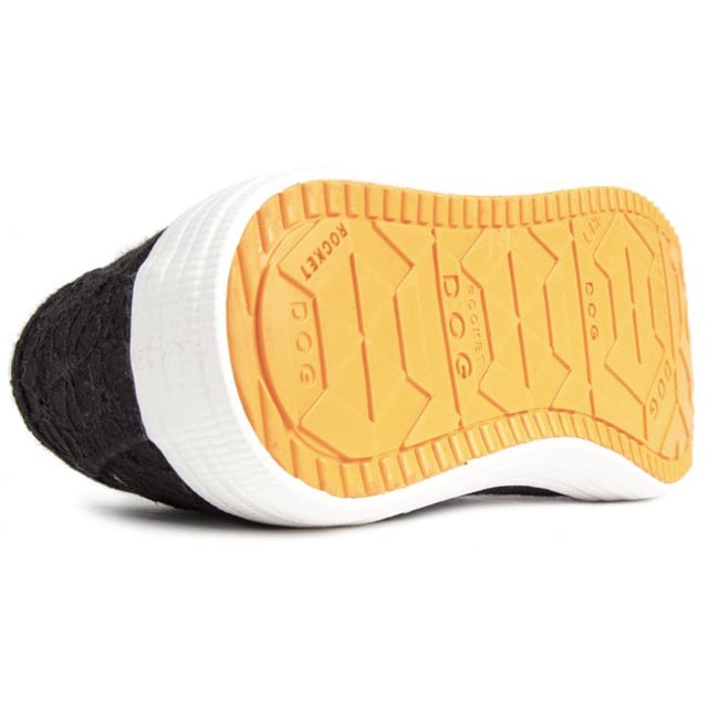Dale vida a tu guardarropa con estas zapatillas de lona Chow Chow Elsie de Rocket Dog. Confeccionado en tela de lona con un estampado de flores veraniego. este par femenino cuenta con una plantilla de espuma acolchada y una lengüeta con la marca.