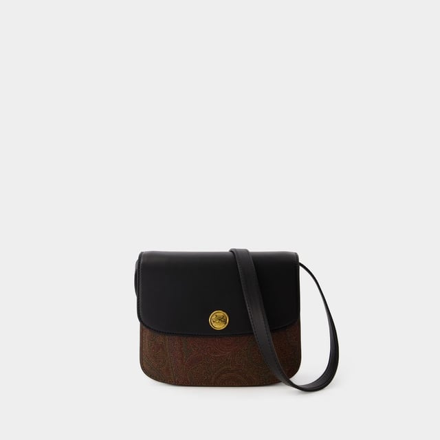 La bandolera Tracolla deEtro en piel negra encarna la elegancia italiana con su diseño sofisticado y atemporal. Fabricado en piel de alta calidad, este bolso combina funcionalidad y estilo, ofreciendo un espacio práctico sin renunciar a la estética. Con su refinado encanto y su versátil tono negro, la bandolera Tracolla deEtro es un accesorio imprescindible para dar un toque de lujo al día a día. Doble transporte: una correa ajustable para el hombro. Material: algodón. Forro: algodón. Cierre: broche de langosta. Width: 20. Height: 16. Length: 5.