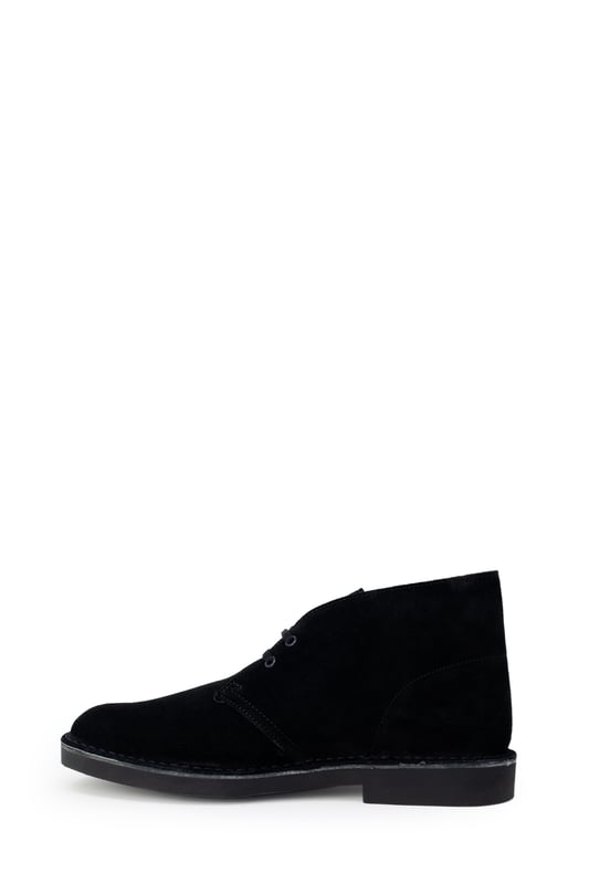 Marca: Clarks.
  Genero: Hombres.
  Tipo: Botas.
  Temporada: Otono/Invierno.
  Color: negro.
  Patron: liso.
  Sujecion: cordones.
  Detalles: botines.
  Composicion: 100% piel.