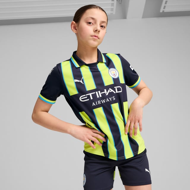 PRODUCT STORY : If Manchester City’s history has taught us anything, it’s that the comeback is always on. Take May 30th, 1999, when they overcame a two-goal deficit to win the Second Division play-off final versus Gillingham on penalties. Often seen as the turning point in City’s fortunes, this match has a special place in fan culture and so does the neon yellow and navy striped kit the team wore on the day. For the 25th anniversary, we’re bringing it back as a testament to the tenacity of the club and the fans that never, ever, ever give in. How’s that for a comeback? FEATURES & BENEFITS :  dryCELL: Performance technology designed to wick moisture from the body and keep you free of sweat during exercise.  DETAILS :  Regular fit. 170 gsm, Jacquard. Collar. Short sleeves. Official team branding. PUMA Youth: Recommended for older kids between 8 and 16 years.