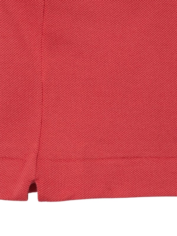 This comfortable and elegant L.12.12 polo impresses with its classic Lacoste design. A timelessly chic style for the modern wardrobe, ideal for any occasion. If you are between two sizes, we recommend the smaller size.