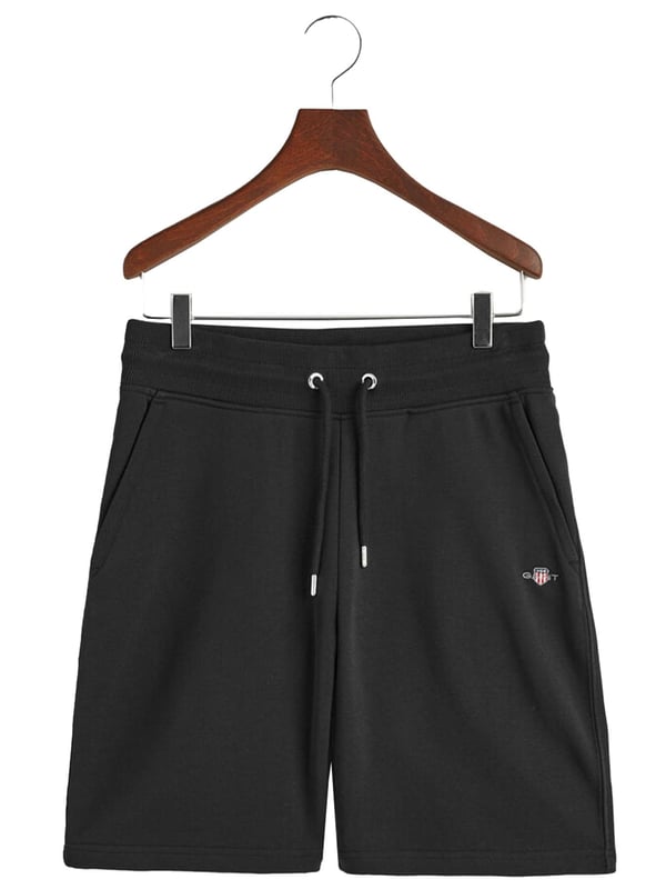 Gant introduces a mens t-shirt and shorts set with a small-scale embroidered shield graphic on the chest. Made of soft cotton and featuring a ribbed neckline, this tee showcases the iconic GANT logo. Crafted for everyday wear, the regular-fit tee is both comfortable and sustainable with Better Cotton. The included sweat shorts, also made of soft cotton blend, feature a ribbed waistband, three pockets, and a drawstring waist. The shorts are adorned with a small-scale embroidered shield graphic.