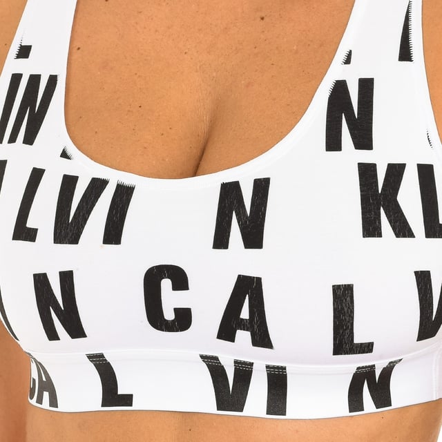 Sujetador Calvin Klein.
Color Blanco-negro
Estilo Top.
Goma elástica a modo sujeción, con el nombre de la firma estampado, a contraste.
Tirantes estilo nadador.
Costuras vistas a tono.

Composición:
-53% Algodón - 35% Modal - 12% Elastano

Instrucciones de lavado:
- Lavar máximo a 40ºC.
- Planchar a media temperatura, máx. 110ºC.
- No permite usar secadora.
- No usar lejía.
- No admite el  lavado en seco.

Equivalencia de tallas:

UK FR EU IT
30 80 65 30
32 85 70 32
34 90 75 34
36 95 80 36
38 100 85 38