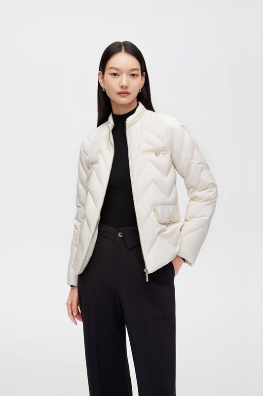 This jacket features 700+ fill goose down, custom buttons, soft-touch fabric, and an H-shape silhouette ideal for women's business styling.

LUXURIOUS 700+ FILL GOOSE DOWN:;Ultra-light insulation of exceptional quality.

PREMIUM ACCENTS: Exclusive custom-made buttons, beautifully designed.

LIGHTWEIGHT SOFT TOUCH FABRIC: Ultra-fine yarns, light and dense for ultimate comfort and warmth.

H-SHAPE SILHOUETTE: Perfect for men, shorter lengths ideal for business styling.