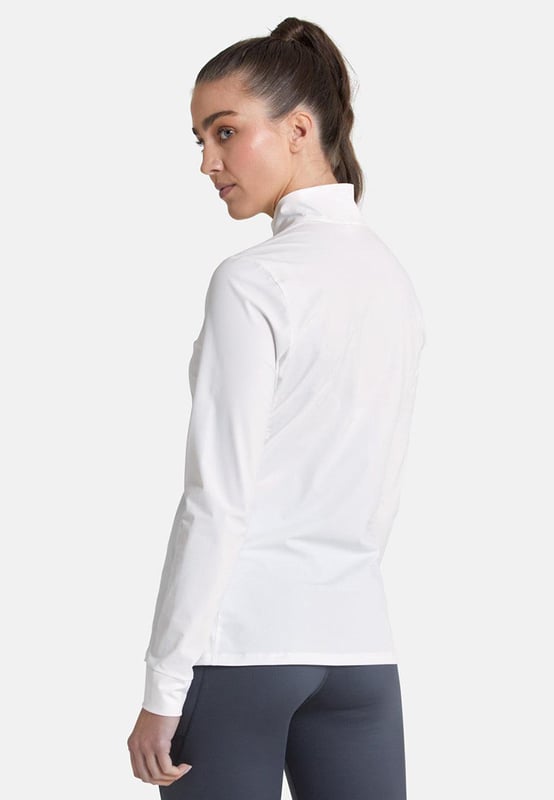 Stay comfortable and stylish with the Adaptive 1/2 Zip in Striker White. This versatile top's soft and lightweight fabric is perfect for any active endeavour, whether you're running errands or hitting the trails. The Striker White colour is bold and eye-catching, making you stand out from the crowd. An ideal choice for everyone.