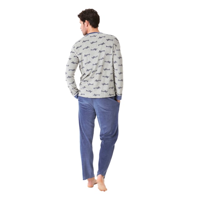 Pijama manga larga y pantalón largo J and J Brothers.
Color Azul-gris

Camiseta estampada con cuello redondo.
Textura aterciopelada y suave.
Pantalón estampado largo con cinturilla elástica ajustable mediante cordón.
Bolsillos abiertos laterales.
Costuras vistas a tono.

Composición:  Camiseta: 75% Algodón, 25% Poliéster; Pantalón: 75% Algodón, 25% Poliéster.

-Lavar a temperatura máx. 30º.
-No usar lejía.
-Planchar a temperatura máx. 110º.
-No admite lavado en seco.
-No permite  utilizar secadora.