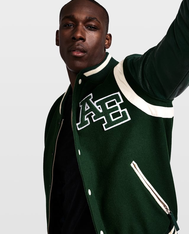 Een ultra high-end varsity jack. Een echte moderne klassieker die altijd in stijl blijft. De jas is gemaakt van schapenwol en de mouwen van eersteklas rundleer. Aan beide kanten zitten ritszakken. Het jack sluit aan de voorkant met een rits en kan verder worden vastgezet met drukknopen.