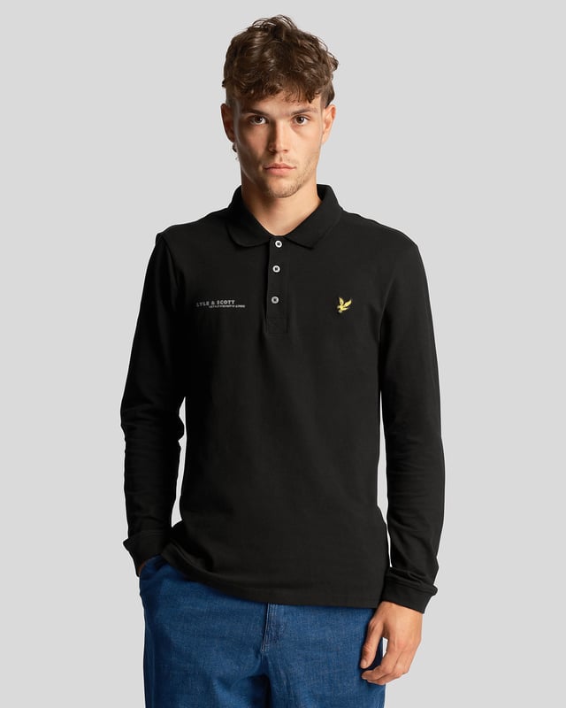 För svalare morgnar på golfbanan är Lyle \u0026 Scott långärmad polotröja en polotröja i spandex/bomullsblandning. Den har en minimalistisk design och är tillverkad av stretchmaterial med fukttransporterande egenskaper för komfort på banan.