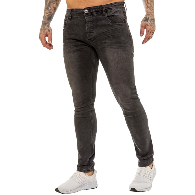 Recién llegados de la prensa, estos jeans hiperelásticos de mezclilla azul son el complemento perfecto para su guardarropa de verano, con un diseño en relieve en los bolsillos traseros y una etiqueta de la marca de la cintura de cuero en la parte posterior. 5 bolsillos de estilo clásico que incluyen un bolsillo para monedas y un botón de mosca para completar el look. Estos jeans muestran 100% de comodidad.