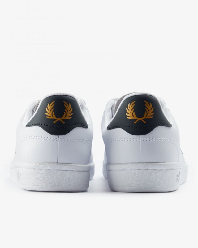 Sneaker vervaardigd met een zachte leren bovenkant van volnerfleer voor een hoogwaardige afwerking. Voorzien van geperforeerde zijpanelen voor verbeterde ademendheid en stijl. Geplaatst op een duurzame rubberen zool voor betrouwbare grip en de hele dag comfort.