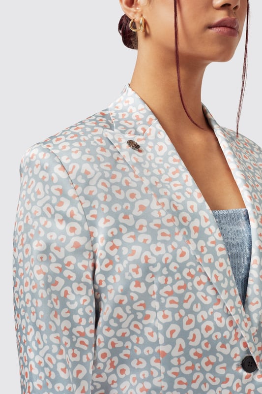 Make a bold statement in the Amarantha Slim Fit Blue Jacket. This animal print piece is a great addition to the Twisted Tailor Womenswear collection. Cut to a slim fit and features a single breasted button closure, peak lapel and straight flap pockets. If you're looking to spice up your wardrobe then this is the jacket for you. Stand out at your next occasion or event with this unforgettable suit jacket.
Model is 5'6" (168cm), chest 32" (81cm), waist 27" (69cm) and wearing a size 8.