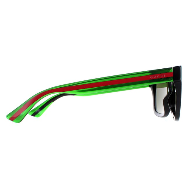 Gucci GG0001SN 002 zwart en groen met rode streep groene zonnebril heeft een slimme vierkante stijl frame gemaakt van dik acetaat. Veelzijdig en gemakkelijk te dragen voor elke gelegenheid met Gucci tekst branding op elke tempel.