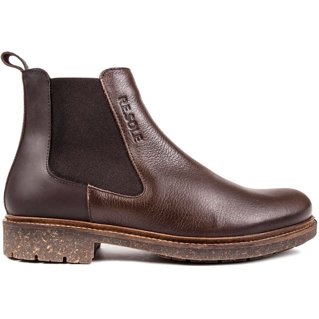 Disfruta de la moda con conciencia con la marca de calzado sostenible RE.SOLE. Esta bota Chelsea con punta lisa para hombre de la recién lanzada empresa de calzado sostenible es exclusiva de Soletrader y está cuidadosamente terminada con sutiles detalles de la marca. El cuero utilizado en este modelo sin cordones proviene del Leather Working Group y la suela está hecha en un 80 % de caucho reciclado. Además, el forro es 90% poliéster reciclado y la suela exterior es de cuero aglomerado reciclado. RE.SOLE es la marca sostenible del futuro.