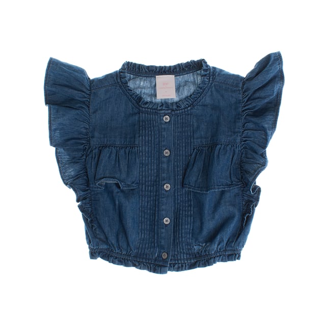 Made from lightweight denim, this short-sleeved shirt offers a casual and versatile style for girls, with details that make it unique.

 Ruffles on the shoulders and along the pockets add a feminine touch, creating movement and volume in the design.

 The button-front closure makes for an easy fit and adds a classic feel, while the decorative pockets complete the look with a practical and stylish element.

 The elastic waistband ensures a comfortable and flattering fit, perfect for everyday wear.

 Ideal to combine with jeans or skirts, it is a fresh and modern option for any occasion.
 Composition: 100% Cotton
 Care:
- Machine wash cold.
 - Use similar colors in the wash.
 - Avoid the use of bleaches.
 - Dry at low temperature in the dryer.
 - Iron at low temperature.
 - Do not dry clean.