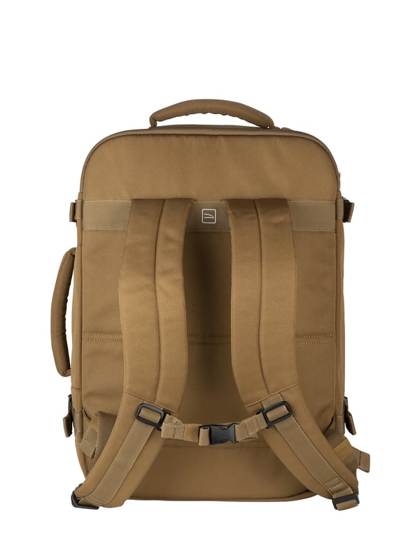 Mochila unisex. El cierre es con cremallera. Los bolsillos internos son uno abierto. Los bolsillos externos son dos delanteros con cremallera y uno trasero con cremallera. Falta la correa para el hombro. El mango es de tereftalato de polietileno reciclado. Hay un compartimento interno. El material exterior es tereftalato de polietileno reciclado. Internamente es tereftalato de polietileno reciclado. Medidas: 34x47,5x19 cm. Producto de moda