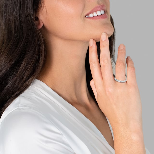 This engagement ring hits the heart: jewelry in heart shape has always been in demand and a timeless symbol of love. The simple, narrow ring rail moves into a filigree heart that is occupied by ten sparkling zirconia stones. You cannot put your feelings in a jewelry form! Even as a bridal jewelry on the day of the wedding, this ring shows her deep love. The high -gloss polished ring made of 925 sterling silver is protected from the start and all zirconal stones impress with the unique sparkle of the brilliant cut, which captures the light in 57 facets.