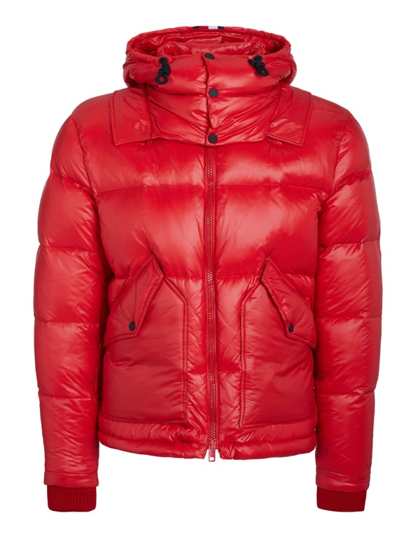 100% poliamida; chaqueta Tommy Hilfiger; Modelo: RE0RE00102645; Cuello alto con capucha extraíble; Cremallera; Dos bolsillos delanteros; Un bolsillo interior; Detalles del logo de Tommy Hilfiger