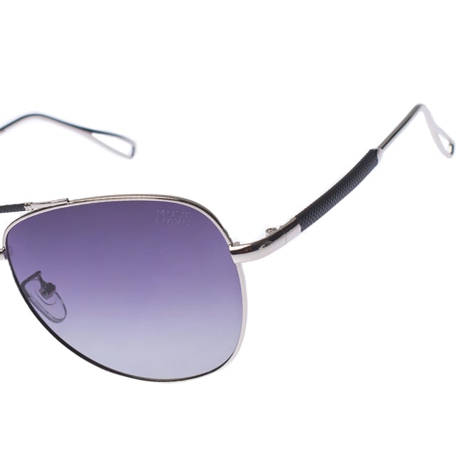 Must Have unisex zonnebril in aviatorstijl met gepolariseerde lenzen en UV-bescherming 400, ontworpen voor maximale oogbescherming en stijl.

 Met een stevig en elegant metalen montuur en zilveren details die een vleugje verfijning toevoegen.

 UV 400 gepolariseerde lenzen blokkeren 100% van de UVA- en UVB-stralen, verminderen schittering en zorgen voor helderder, comfortabeler zicht.

 In het ontwerp is het logo van het merk gegraveerd op de veren en discreet op een van de glazen, wat de authenticiteit en het onderscheidende karakter benadrukt.

 Ze worden geleverd met een zacht reinigingsdoekje om je lenzen brandschoon te houden en een beschermhoesje om ze veilig in op te bergen.

 Deze bril past perfect bij elke look en is ideaal voor wie op zoek is naar bescherming en stijl in één.
 Afmetingen: Lenshoogte: 52 mm, Lensbreedte: 58 mm, Brug: 15 mm, Tempels: 140 mm
 Samenstelling: Metaal
 Onderhoud:
- Alleen wassen met water of, indien nodig, een milde zeep.
 - Droog met een zachte doek om krassen te voorkomen.
 - Vermijd contact met ruwe oppervlakken of schurende vloeistoffen.