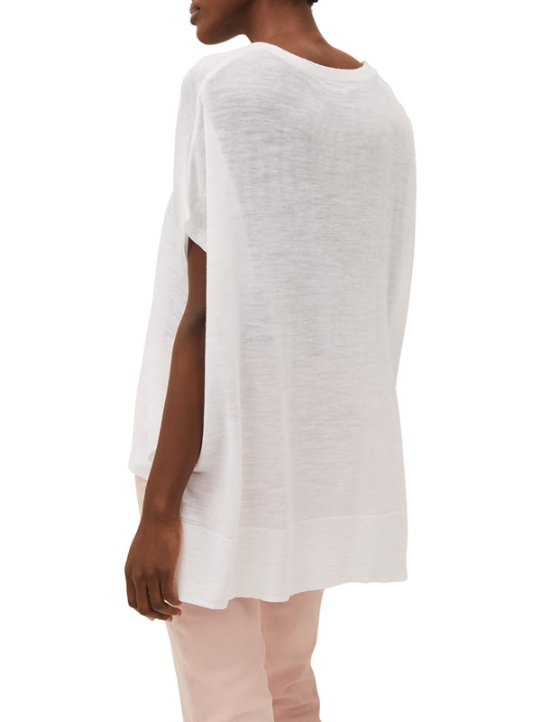 An oversized fit and linen-blend makes this knit an easy and lightweight piece to add to your spring collection. Framed by short sleeves a step hem and V-neckline.