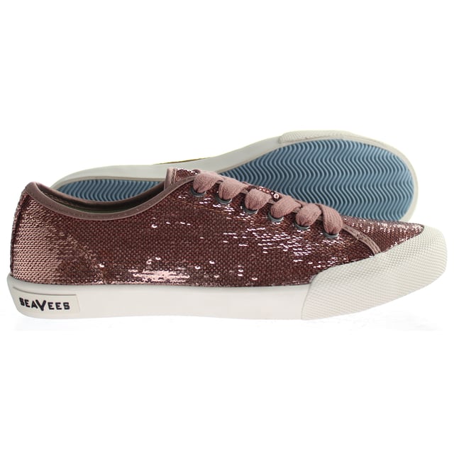 Men's lace-up sneaker made with salt-washed cotton canvas. 

Inspired by the hippie revolution and the easygoing sneakers worn during 1967’s Monterey Pop Festival. 

Cushy memory foam footbed with airflow channels for cooling comfort. 

Long-lasting outsole made from natural rubber. 

Consciously crafted using a time-honored vulcanization process.