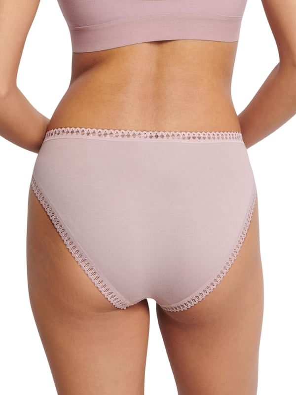 Dieser Damen-Slip überzeugt mit seinem hüfthohen Schnitt und dem sehr hohen Beinausschnitt, der eine feminine und elegante Silhouette formt. Die schmale Passform und das anschmiegsame Jerseygewebe bieten optimalen Tragekomfort für den Alltag. Ein zartes, gewebtes Spitzenmuster am Bauchbündchen setzt einen feinen, stilvollen Akzent, während der dezente Label-Schriftzug das Design abrundet. Im praktischen 3er Pack erhältlich, enthält der Slip zwei einfarbige und eine gemusterte Variante, ideal für Abwechslung in Ihrer Wäschekollektion. Dieser Slip vereint Komfort, Eleganz und stilvolle Vielseitigkeit.