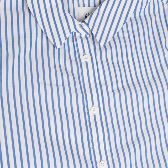 Este vestido de maternidad estilo camisa es una opción elegante y cómoda para las futuras mamás.

El diseño incluye un cordón ajustable sobre el vientre, lo que te permite personalizar el ajuste a medida que avanza tu embarazo, garantizando un soporte cómodo sin compresión.

El cierre de botones en la parte frontal a lo largo del vestido no solo añade un toque clásico, sino que también facilita su uso durante y después del embarazo, haciéndolo ideal para la lactancia.

Las mangas 3/4 con puños fruncidos añaden un toque casual y sofisticado, lo que lo hace versátil para diferentes ocasiones.

La longitud hasta la rodilla ofrece un look equilibrado entre frescura y estilo.

Perfecto para mamás que buscan una prenda práctica y moderna.  
Composición: 100% algodón  
Cuidado:  
- Lavar a máquina en frío.  
- Usar colores similares en el lavado.  
- Evitar el uso de blanqueadores.  
- Secar a baja temperatura en la secadora.  
- Planchar a baja temperatura.  
- No lavar en seco.