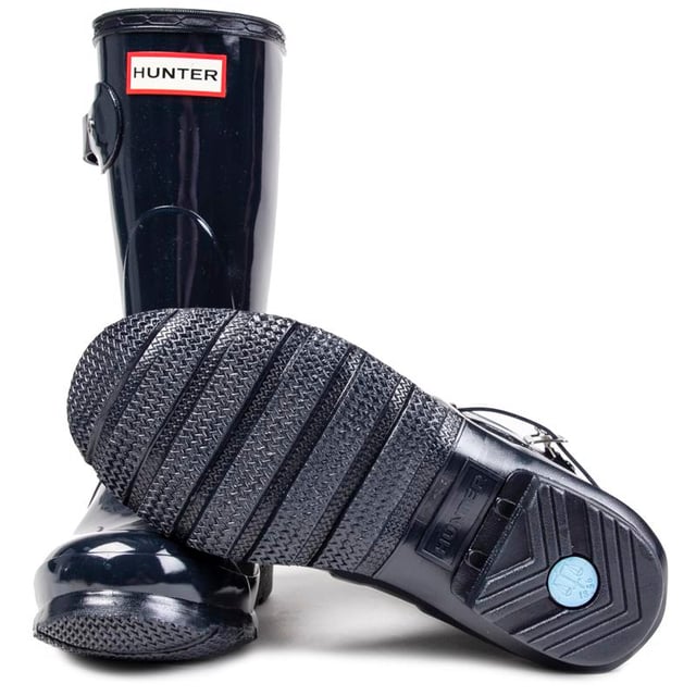 The Original Short Wellington Boot From Hunter Is A Blue Premium Designer Wellie Boot, Perfect For Wet And Muddy Walks Or Spending Time Pottering Around In The Garden. These Women's Mid-calf Boots Are Fully Waterproof, Hand Crafted And Feature A Heavy-duty Rubber Outsole. A Polyester Lining Keeps Your Feet Comfortable And Snug. They Are Complete With Hunter Branding.